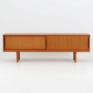 北欧モダンスタイルの幅の広いテレビボードです。高さを抑えて幅を少し広めにしスタイリッシュな雰囲気も持たせています。素材は脚も含め全てチーク材を使用しており、美しい暖かな風合いの木目が心地よさを演出します。少し小さめなのがお部屋を圧迫することもなくおしゃれに演出することが可能です。
