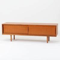 北欧モダンスタイルの幅の広いテレビボードです。高さを抑えて幅を少し広めにしスタイリッシュな雰囲気も持たせています。素材は脚も含め全てチーク材を使用しており、美しい暖かな風合いの木目が心地よさを演出します。少し小さめなのがお部屋を圧迫することもなくおしゃれに演出することが可能です。
