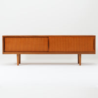 北欧モダンスタイルの幅の広いテレビボードです。高さを抑えて幅を少し広めにしスタイリッシュな雰囲気も持たせています。素材は脚も含め全てチーク材を使用しており、美しい暖かな風合いの木目が心地よさを演出します。少し小さめなのがお部屋を圧迫することもなくおしゃれに演出することが可能です。
