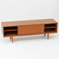 北欧モダンスタイルの幅の広いテレビボードです。高さを抑えて幅を少し広めにしスタイリッシュな雰囲気も持たせています。素材は脚も含め全てチーク材を使用しており、美しい暖かな風合いの木目が心地よさを演出します。少し小さめなのがお部屋を圧迫することもなくおしゃれに演出することが可能です。
