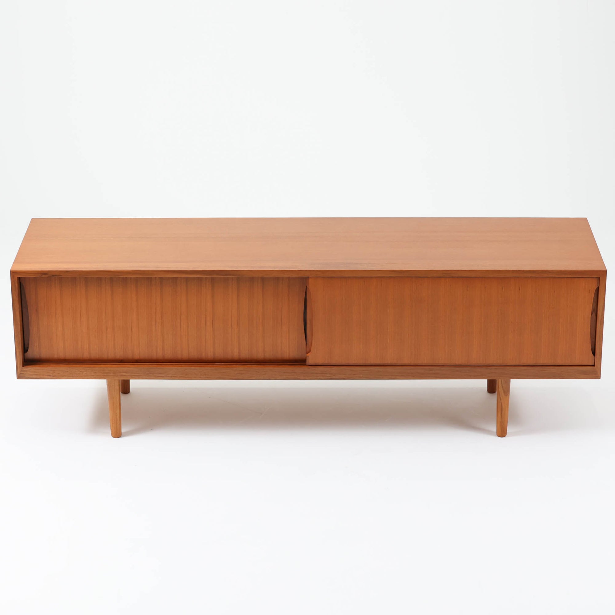 北欧モダンスタイルの幅の広いテレビボードです。高さを抑えて幅を少し広めにしスタイリッシュな雰囲気も持たせています。素材は脚も含め全てチーク材を使用しており、美しい暖かな風合いの木目が心地よさを演出します。少し小さめなのがお部屋を圧迫することもなくおしゃれに演出することが可能です。
