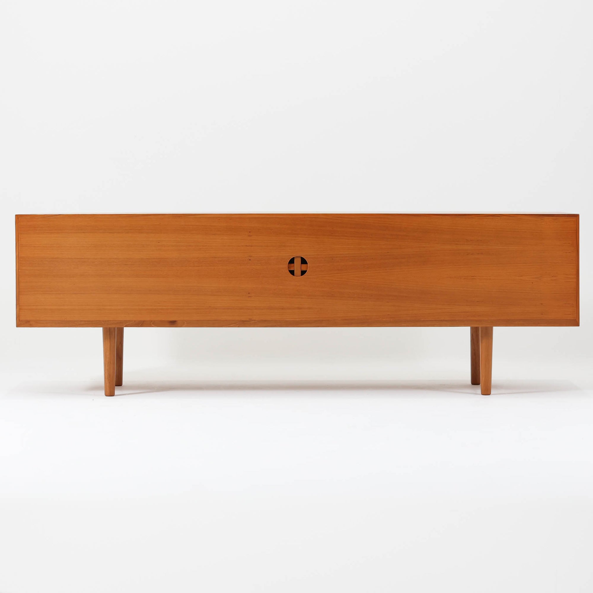 北欧モダンスタイルの幅の広いテレビボードです。高さを抑えて幅を少し広めにしスタイリッシュな雰囲気も持たせています。素材は脚も含め全てチーク材を使用しており、美しい暖かな風合いの木目が心地よさを演出します。少し小さめなのがお部屋を圧迫することもなくおしゃれに演出することが可能です。
