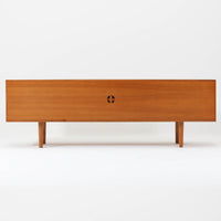 北欧モダンスタイルの幅の広いテレビボードです。高さを抑えて幅を少し広めにしスタイリッシュな雰囲気も持たせています。素材は脚も含め全てチーク材を使用しており、美しい暖かな風合いの木目が心地よさを演出します。少し小さめなのがお部屋を圧迫することもなくおしゃれに演出することが可能です。
