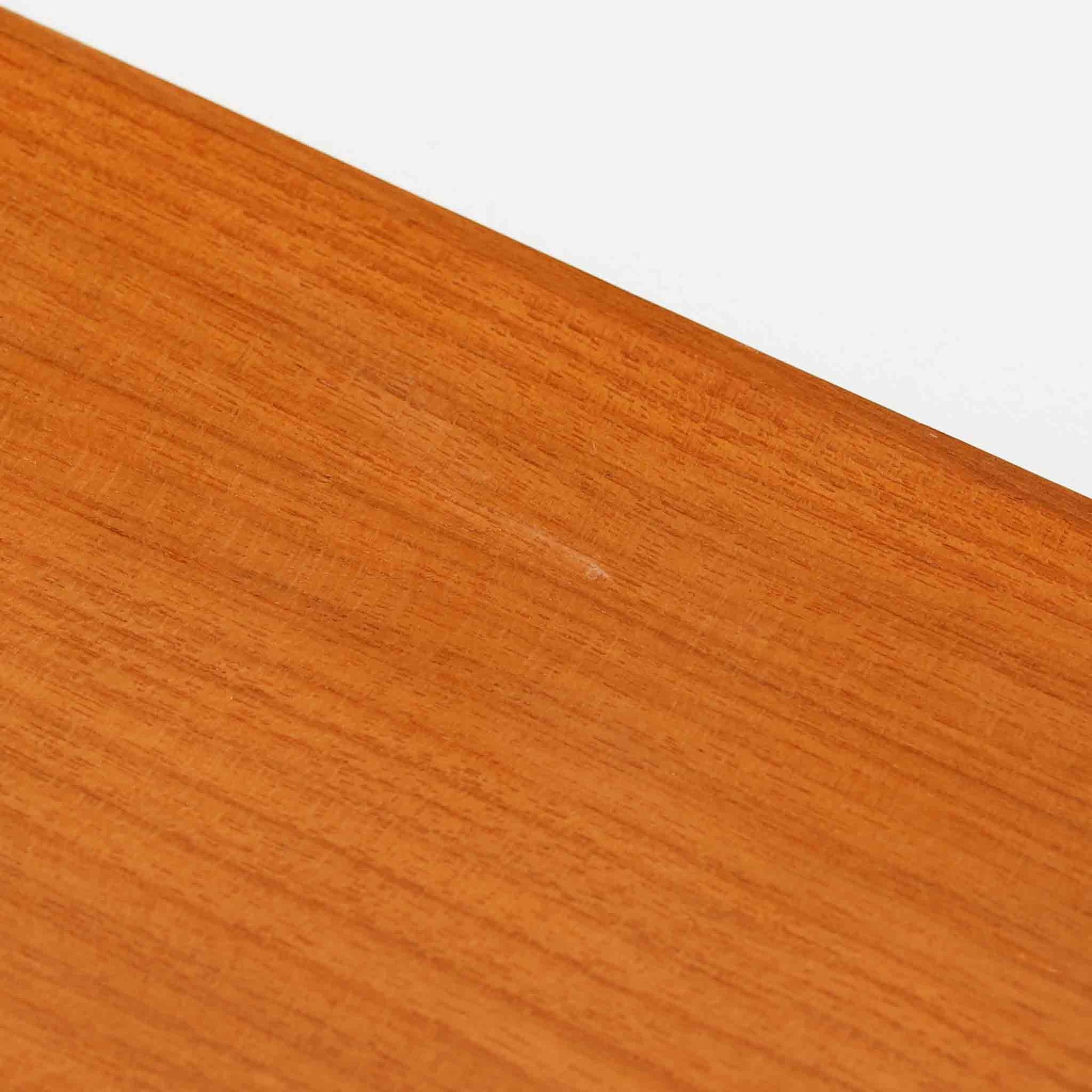 北欧モダンスタイルの幅の広いテレビボードです。高さを抑えて幅を少し広めにしスタイリッシュな雰囲気も持たせています。素材は脚も含め全てチーク材を使用しており、美しい暖かな風合いの木目が心地よさを演出します。少し小さめなのがお部屋を圧迫することもなくおしゃれに演出することが可能です。
