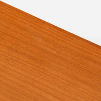 北欧モダンスタイルの幅の広いテレビボードです。高さを抑えて幅を少し広めにしスタイリッシュな雰囲気も持たせています。素材は脚も含め全てチーク材を使用しており、美しい暖かな風合いの木目が心地よさを演出します。少し小さめなのがお部屋を圧迫することもなくおしゃれに演出することが可能です。
