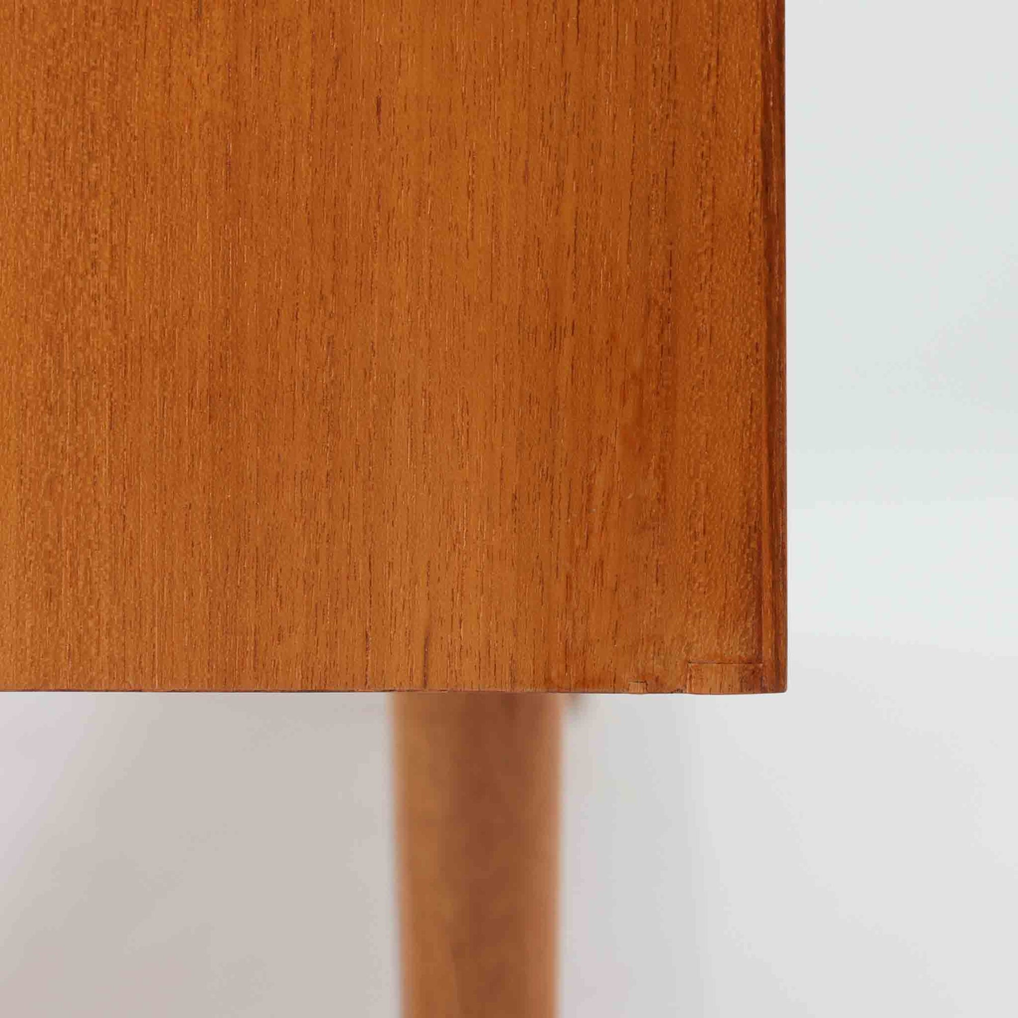 北欧モダンスタイルの幅の広いテレビボードです。高さを抑えて幅を少し広めにしスタイリッシュな雰囲気も持たせています。素材は脚も含め全てチーク材を使用しており、美しい暖かな風合いの木目が心地よさを演出します。少し小さめなのがお部屋を圧迫することもなくおしゃれに演出することが可能です。
