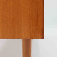 北欧モダンスタイルの幅の広いテレビボードです。高さを抑えて幅を少し広めにしスタイリッシュな雰囲気も持たせています。素材は脚も含め全てチーク材を使用しており、美しい暖かな風合いの木目が心地よさを演出します。少し小さめなのがお部屋を圧迫することもなくおしゃれに演出することが可能です。
