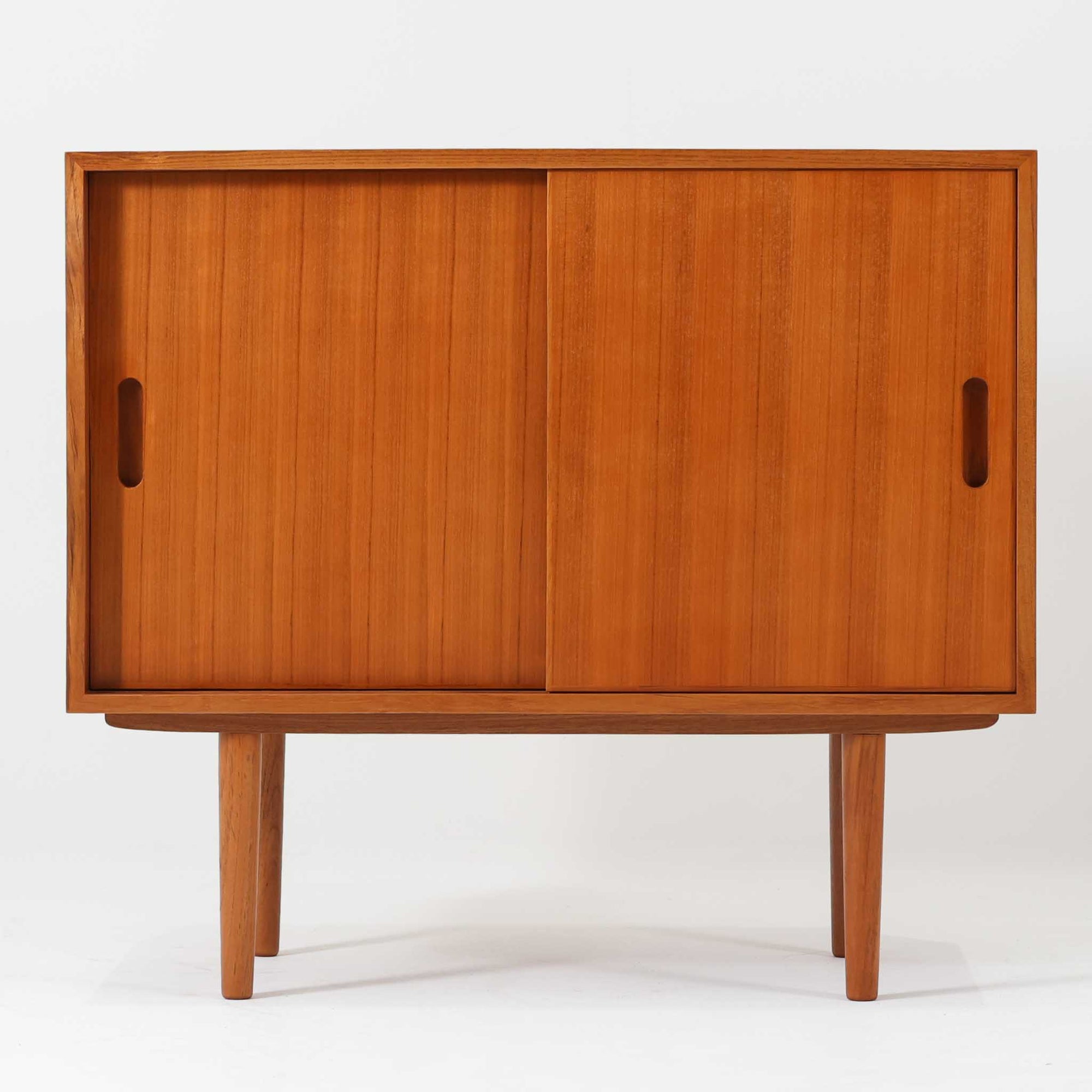 シンプルでスタンダードなサイドボードです。装飾や特殊な加工などを省きスタンダードなデザインに仕上げました。少し低めでコンパクトなこのサイドボードは少し小さめのテレビボードとしてやリビングの収納コーナーとしてなど少し収納がほしい場所などに役に立ちます。材質はチーク材天然木、シンプルながらも高品質な印象を感じることができます。