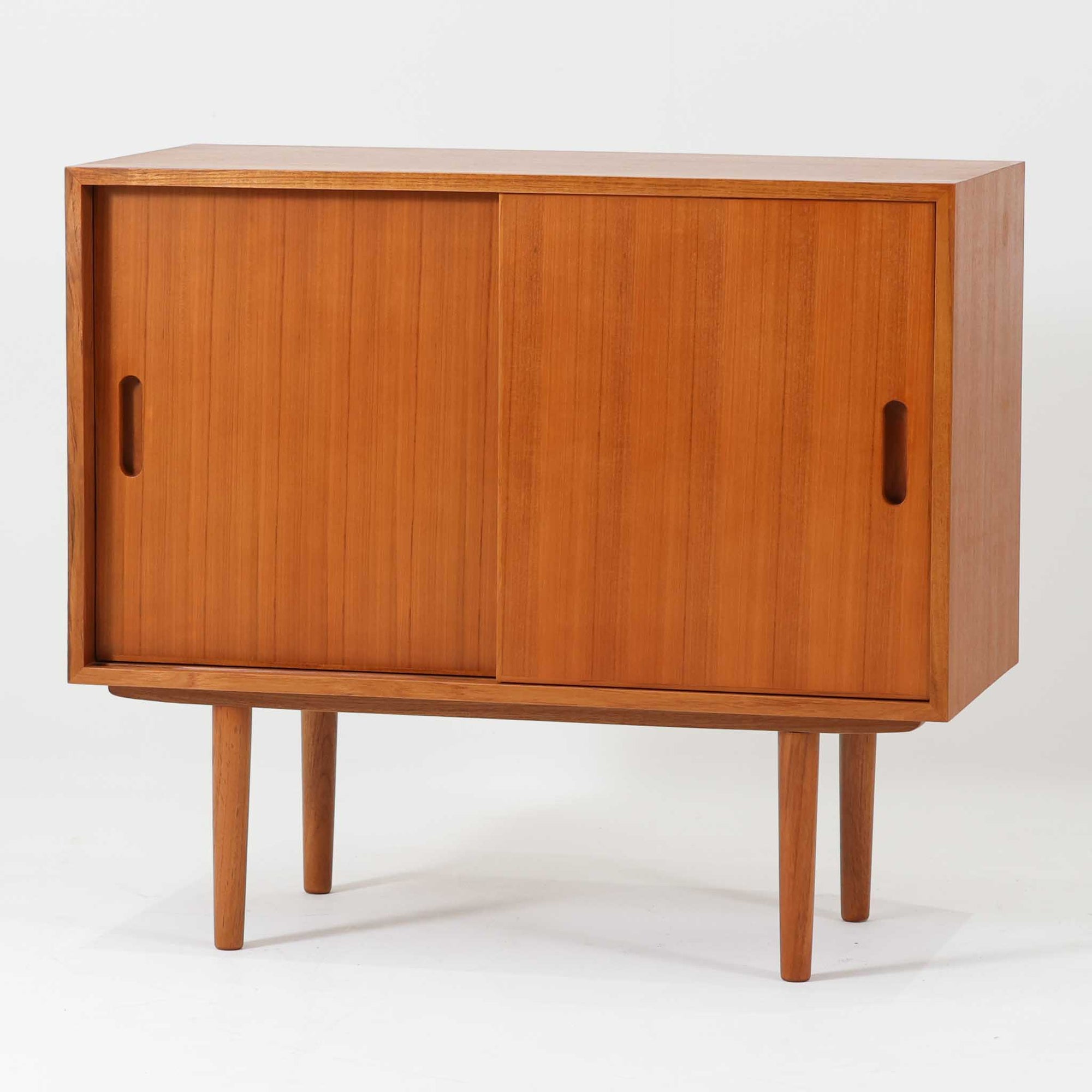 シンプルでスタンダードなサイドボードです。装飾や特殊な加工などを省きスタンダードなデザインに仕上げました。少し低めでコンパクトなこのサイドボードは少し小さめのテレビボードとしてやリビングの収納コーナーとしてなど少し収納がほしい場所などに役に立ちます。材質はチーク材天然木、シンプルながらも高品質な印象を感じることができます。