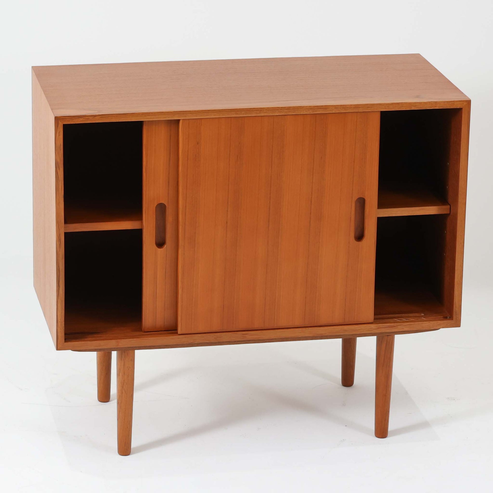 シンプルでスタンダードなサイドボードです。装飾や特殊な加工などを省きスタンダードなデザインに仕上げました。少し低めでコンパクトなこのサイドボードは少し小さめのテレビボードとしてやリビングの収納コーナーとしてなど少し収納がほしい場所などに役に立ちます。材質はチーク材天然木、シンプルながらも高品質な印象を感じることができます。