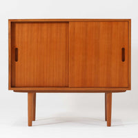 シンプルでスタンダードなサイドボードです。装飾や特殊な加工などを省きスタンダードなデザインに仕上げました。少し低めでコンパクトなこのサイドボードは少し小さめのテレビボードとしてやリビングの収納コーナーとしてなど少し収納がほしい場所などに役に立ちます。材質はチーク材天然木、シンプルながらも高品質な印象を感じることができます。