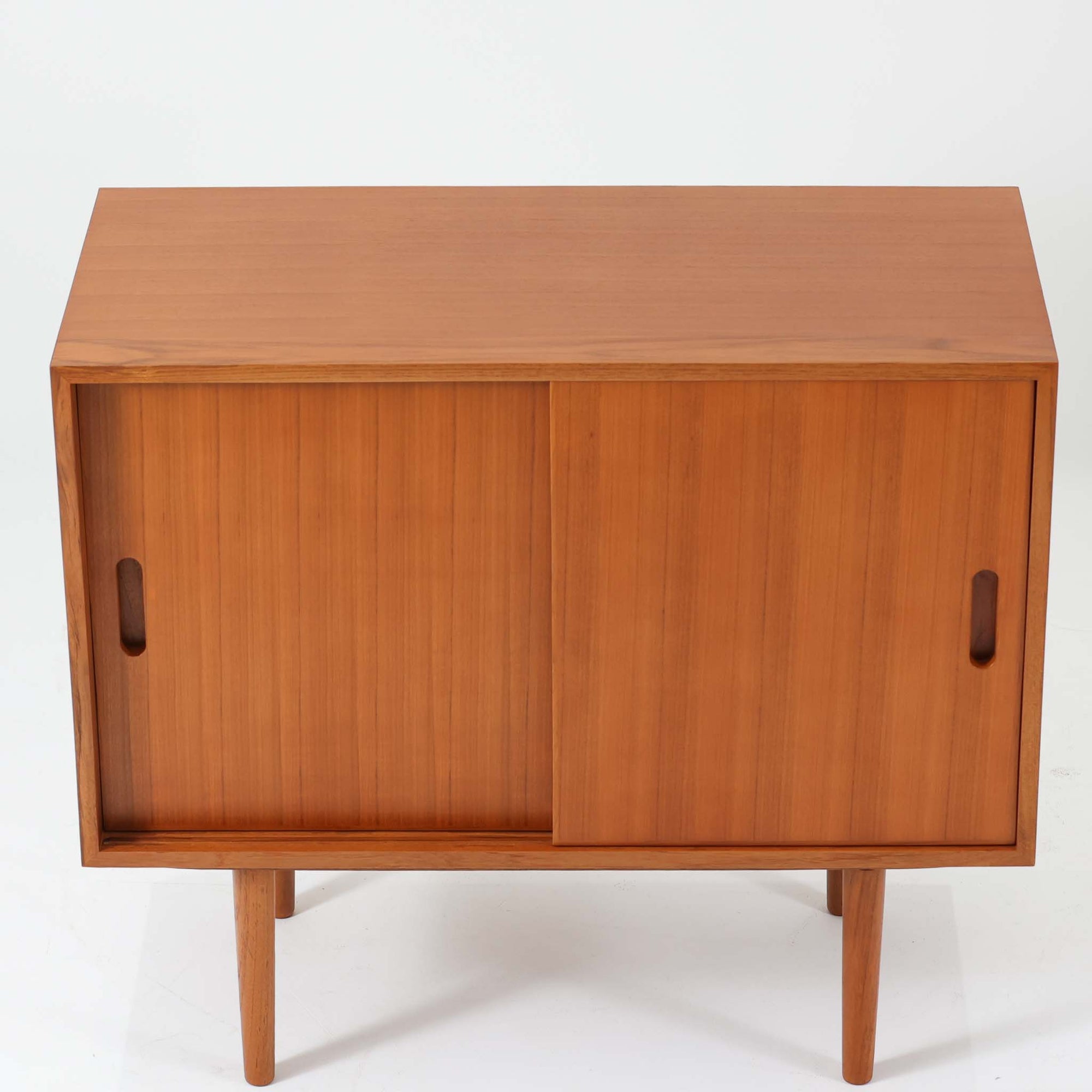 シンプルでスタンダードなサイドボードです。装飾や特殊な加工などを省きスタンダードなデザインに仕上げました。少し低めでコンパクトなこのサイドボードは少し小さめのテレビボードとしてやリビングの収納コーナーとしてなど少し収納がほしい場所などに役に立ちます。材質はチーク材天然木、シンプルながらも高品質な印象を感じることができます。