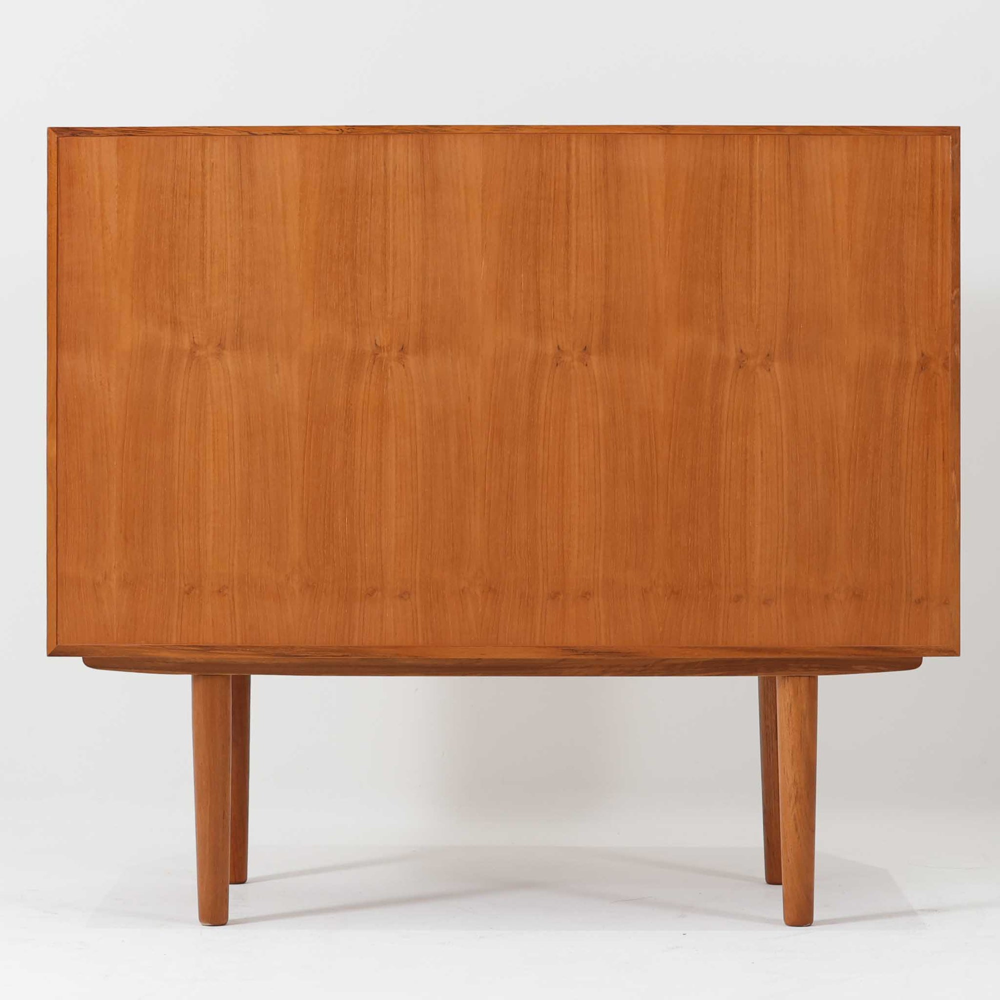 シンプルでスタンダードなサイドボードです。装飾や特殊な加工などを省きスタンダードなデザインに仕上げました。少し低めでコンパクトなこのサイドボードは少し小さめのテレビボードとしてやリビングの収納コーナーとしてなど少し収納がほしい場所などに役に立ちます。材質はチーク材天然木、シンプルながらも高品質な印象を感じることができます。