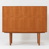 シンプルでスタンダードなサイドボードです。装飾や特殊な加工などを省きスタンダードなデザインに仕上げました。少し低めでコンパクトなこのサイドボードは少し小さめのテレビボードとしてやリビングの収納コーナーとしてなど少し収納がほしい場所などに役に立ちます。材質はチーク材天然木、シンプルながらも高品質な印象を感じることができます。