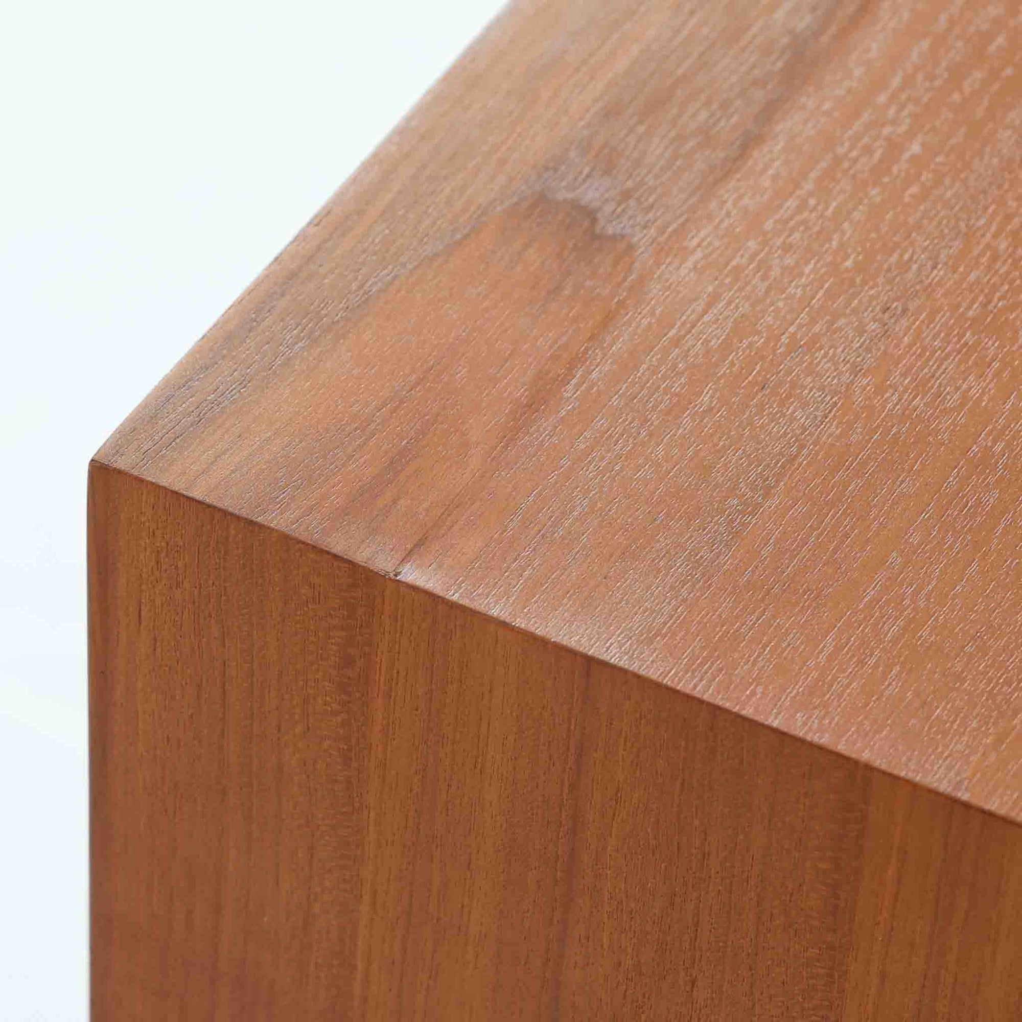 シンプルでスタンダードなサイドボードです。装飾や特殊な加工などを省きスタンダードなデザインに仕上げました。少し低めでコンパクトなこのサイドボードは少し小さめのテレビボードとしてやリビングの収納コーナーとしてなど少し収納がほしい場所などに役に立ちます。材質はチーク材天然木、シンプルながらも高品質な印象を感じることができます。