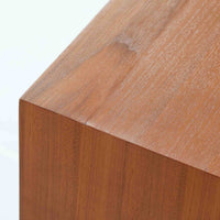 シンプルでスタンダードなサイドボードです。装飾や特殊な加工などを省きスタンダードなデザインに仕上げました。少し低めでコンパクトなこのサイドボードは少し小さめのテレビボードとしてやリビングの収納コーナーとしてなど少し収納がほしい場所などに役に立ちます。材質はチーク材天然木、シンプルながらも高品質な印象を感じることができます。