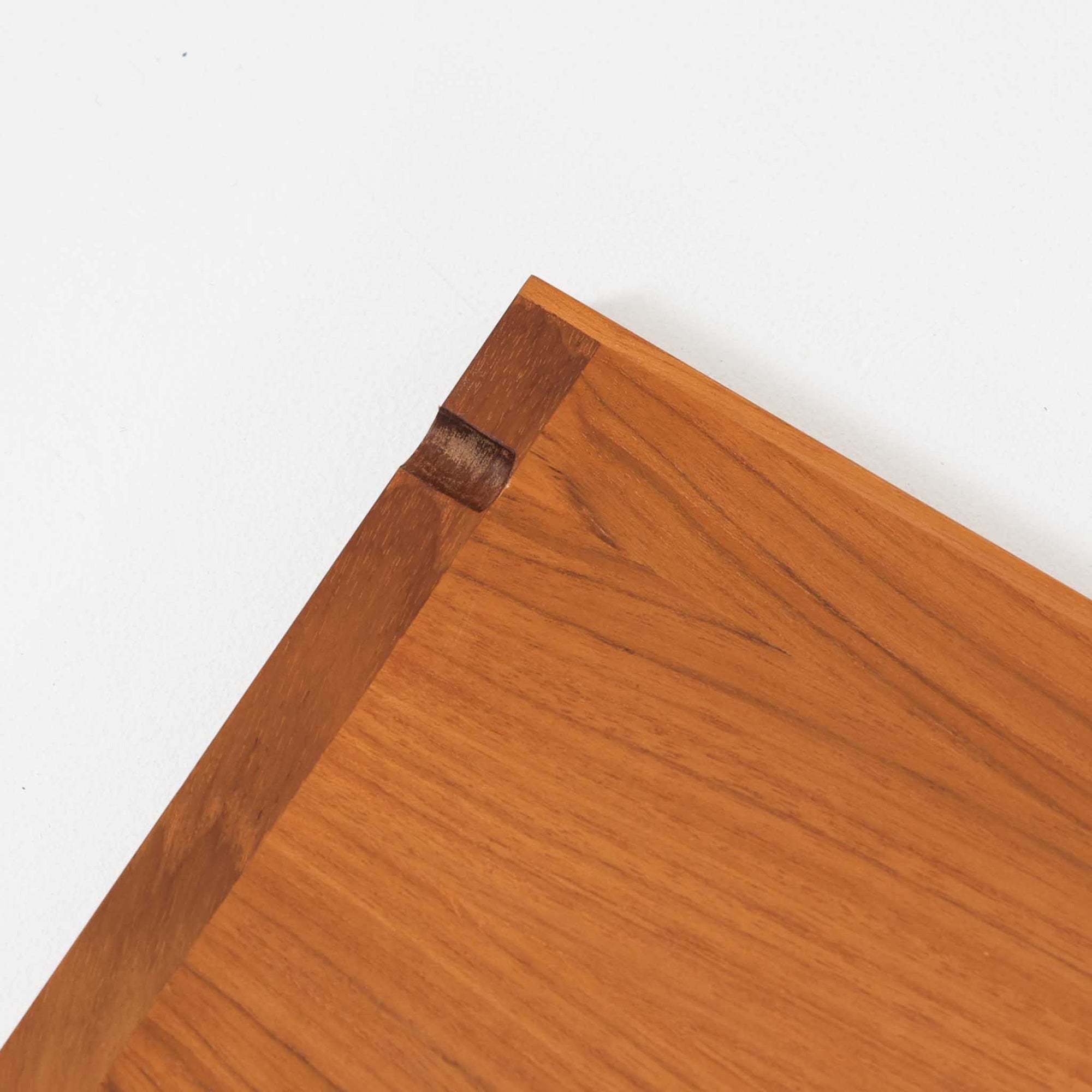 シンプルでスタンダードなサイドボードです。装飾や特殊な加工などを省きスタンダードなデザインに仕上げました。少し低めでコンパクトなこのサイドボードは少し小さめのテレビボードとしてやリビングの収納コーナーとしてなど少し収納がほしい場所などに役に立ちます。材質はチーク材天然木、シンプルながらも高品質な印象を感じることができます。