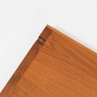 シンプルでスタンダードなサイドボードです。装飾や特殊な加工などを省きスタンダードなデザインに仕上げました。少し低めでコンパクトなこのサイドボードは少し小さめのテレビボードとしてやリビングの収納コーナーとしてなど少し収納がほしい場所などに役に立ちます。材質はチーク材天然木、シンプルながらも高品質な印象を感じることができます。