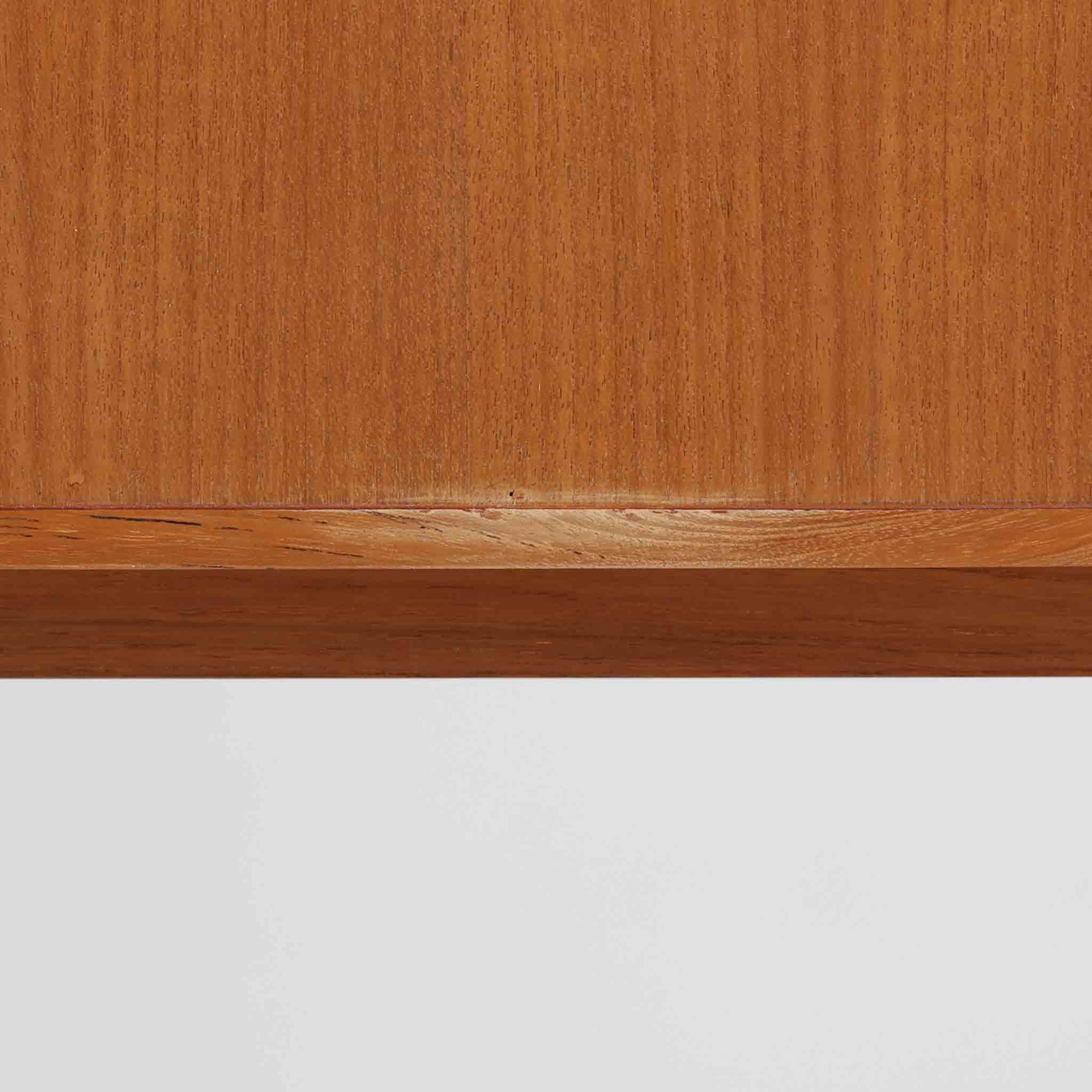 シンプルでスタンダードなサイドボードです。装飾や特殊な加工などを省きスタンダードなデザインに仕上げました。少し低めでコンパクトなこのサイドボードは少し小さめのテレビボードとしてやリビングの収納コーナーとしてなど少し収納がほしい場所などに役に立ちます。材質はチーク材天然木、シンプルながらも高品質な印象を感じることができます。