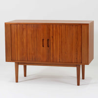 蛇腹式扉を採用した、サイドボードです。機能的にも見た目的にも非常に合理的で美しいのが特徴で、昔のデンマーク家具などには多く採用されていました。通常のものより蛇腹が収納される分内寸が小さくなりますが、その分フルオープンができるのが魅力です。全面蛇腹部分は柾目の突板を使用するのが一般的ですが、稼動しやすさ、耐久度、美しさなどを考慮し、全て無垢材を採用しました。職人により1本1本つなぎ合わせています。