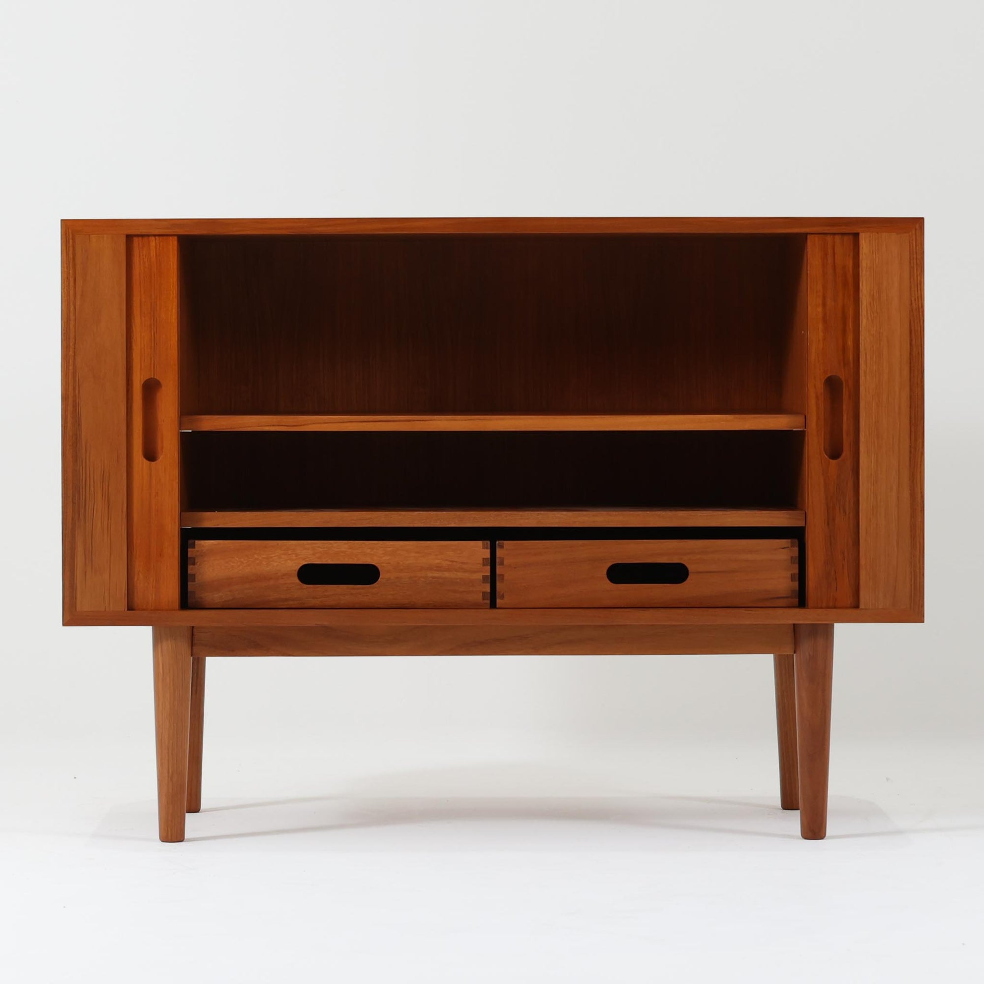 蛇腹式扉を採用した、サイドボードです。機能的にも見た目的にも非常に合理的で美しいのが特徴で、昔のデンマーク家具などには多く採用されていました。通常のものより蛇腹が収納される分内寸が小さくなりますが、その分フルオープンができるのが魅力です。全面蛇腹部分は柾目の突板を使用するのが一般的ですが、稼動しやすさ、耐久度、美しさなどを考慮し、全て無垢材を採用しました。職人により1本1本つなぎ合わせています。