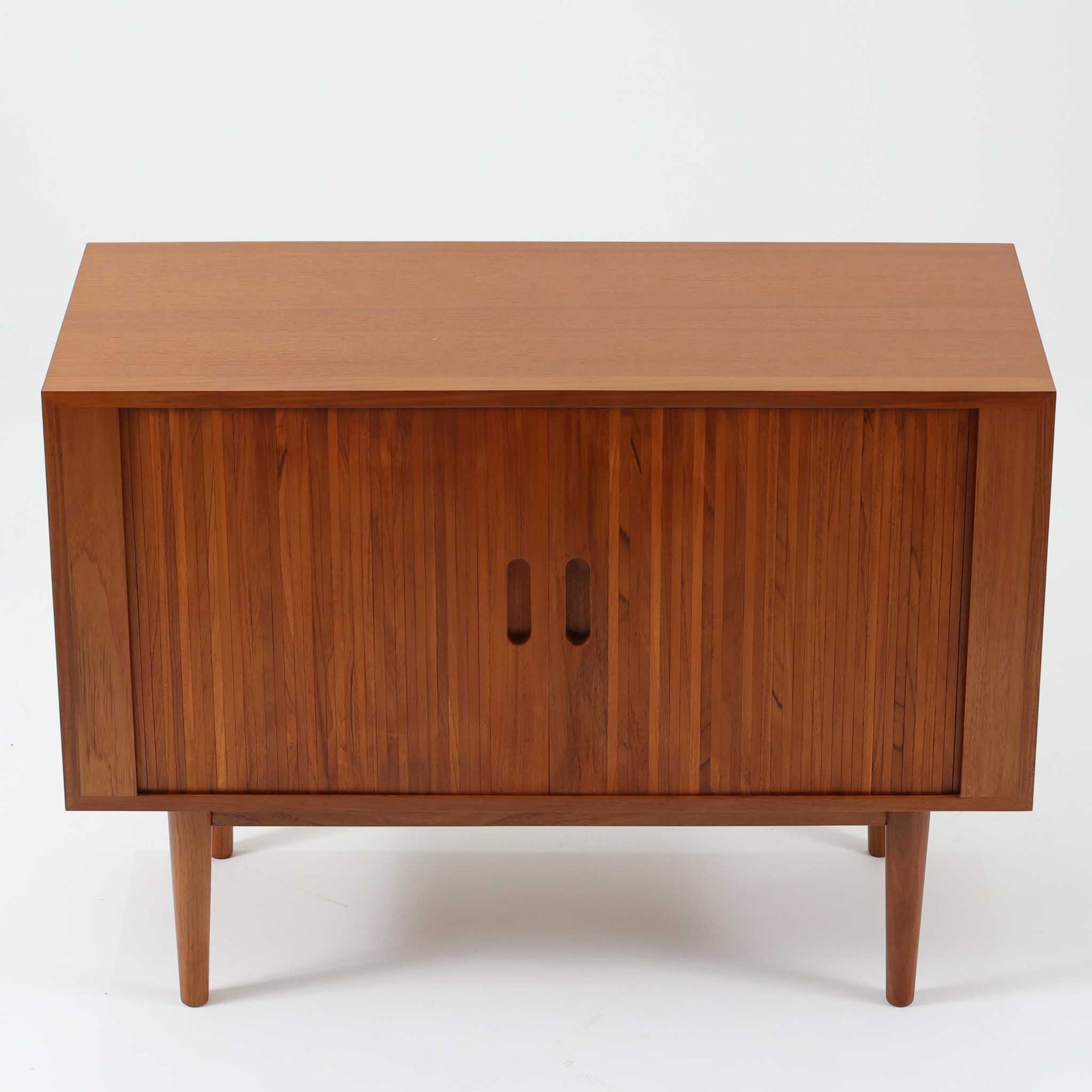 蛇腹式扉を採用した、サイドボードです。機能的にも見た目的にも非常に合理的で美しいのが特徴で、昔のデンマーク家具などには多く採用されていました。通常のものより蛇腹が収納される分内寸が小さくなりますが、その分フルオープンができるのが魅力です。全面蛇腹部分は柾目の突板を使用するのが一般的ですが、稼動しやすさ、耐久度、美しさなどを考慮し、全て無垢材を採用しました。職人により1本1本つなぎ合わせています。