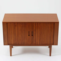 蛇腹式扉を採用した、サイドボードです。機能的にも見た目的にも非常に合理的で美しいのが特徴で、昔のデンマーク家具などには多く採用されていました。通常のものより蛇腹が収納される分内寸が小さくなりますが、その分フルオープンができるのが魅力です。全面蛇腹部分は柾目の突板を使用するのが一般的ですが、稼動しやすさ、耐久度、美しさなどを考慮し、全て無垢材を採用しました。職人により1本1本つなぎ合わせています。