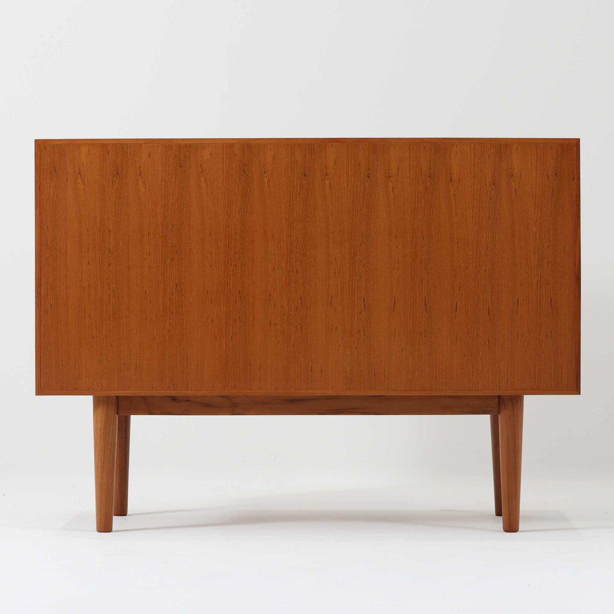 蛇腹式扉を採用した、サイドボードです。機能的にも見た目的にも非常に合理的で美しいのが特徴で、昔のデンマーク家具などには多く採用されていました。通常のものより蛇腹が収納される分内寸が小さくなりますが、その分フルオープンができるのが魅力です。全面蛇腹部分は柾目の突板を使用するのが一般的ですが、稼動しやすさ、耐久度、美しさなどを考慮し、全て無垢材を採用しました。職人により1本1本つなぎ合わせています。