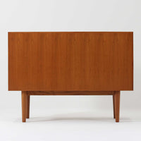 蛇腹式扉を採用した、サイドボードです。機能的にも見た目的にも非常に合理的で美しいのが特徴で、昔のデンマーク家具などには多く採用されていました。通常のものより蛇腹が収納される分内寸が小さくなりますが、その分フルオープンができるのが魅力です。全面蛇腹部分は柾目の突板を使用するのが一般的ですが、稼動しやすさ、耐久度、美しさなどを考慮し、全て無垢材を採用しました。職人により1本1本つなぎ合わせています。