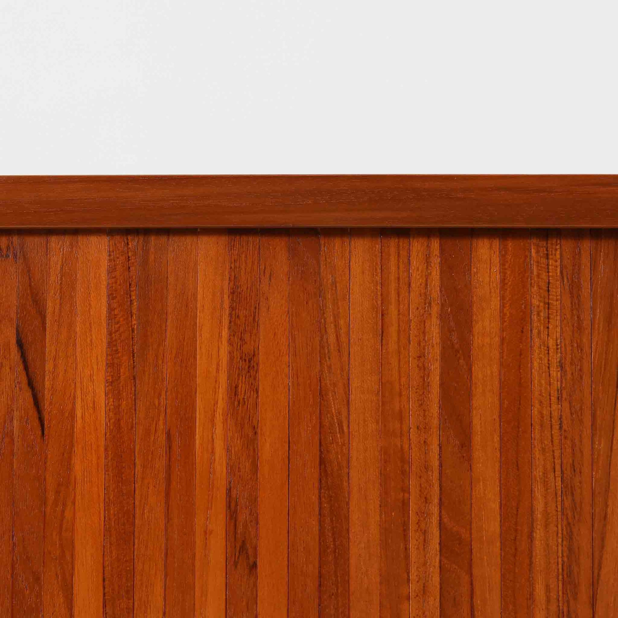 蛇腹式扉を採用した、サイドボードです。機能的にも見た目的にも非常に合理的で美しいのが特徴で、昔のデンマーク家具などには多く採用されていました。通常のものより蛇腹が収納される分内寸が小さくなりますが、その分フルオープンができるのが魅力です。全面蛇腹部分は柾目の突板を使用するのが一般的ですが、稼動しやすさ、耐久度、美しさなどを考慮し、全て無垢材を採用しました。職人により1本1本つなぎ合わせています。