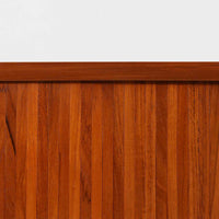 蛇腹式扉を採用した、サイドボードです。機能的にも見た目的にも非常に合理的で美しいのが特徴で、昔のデンマーク家具などには多く採用されていました。通常のものより蛇腹が収納される分内寸が小さくなりますが、その分フルオープンができるのが魅力です。全面蛇腹部分は柾目の突板を使用するのが一般的ですが、稼動しやすさ、耐久度、美しさなどを考慮し、全て無垢材を採用しました。職人により1本1本つなぎ合わせています。