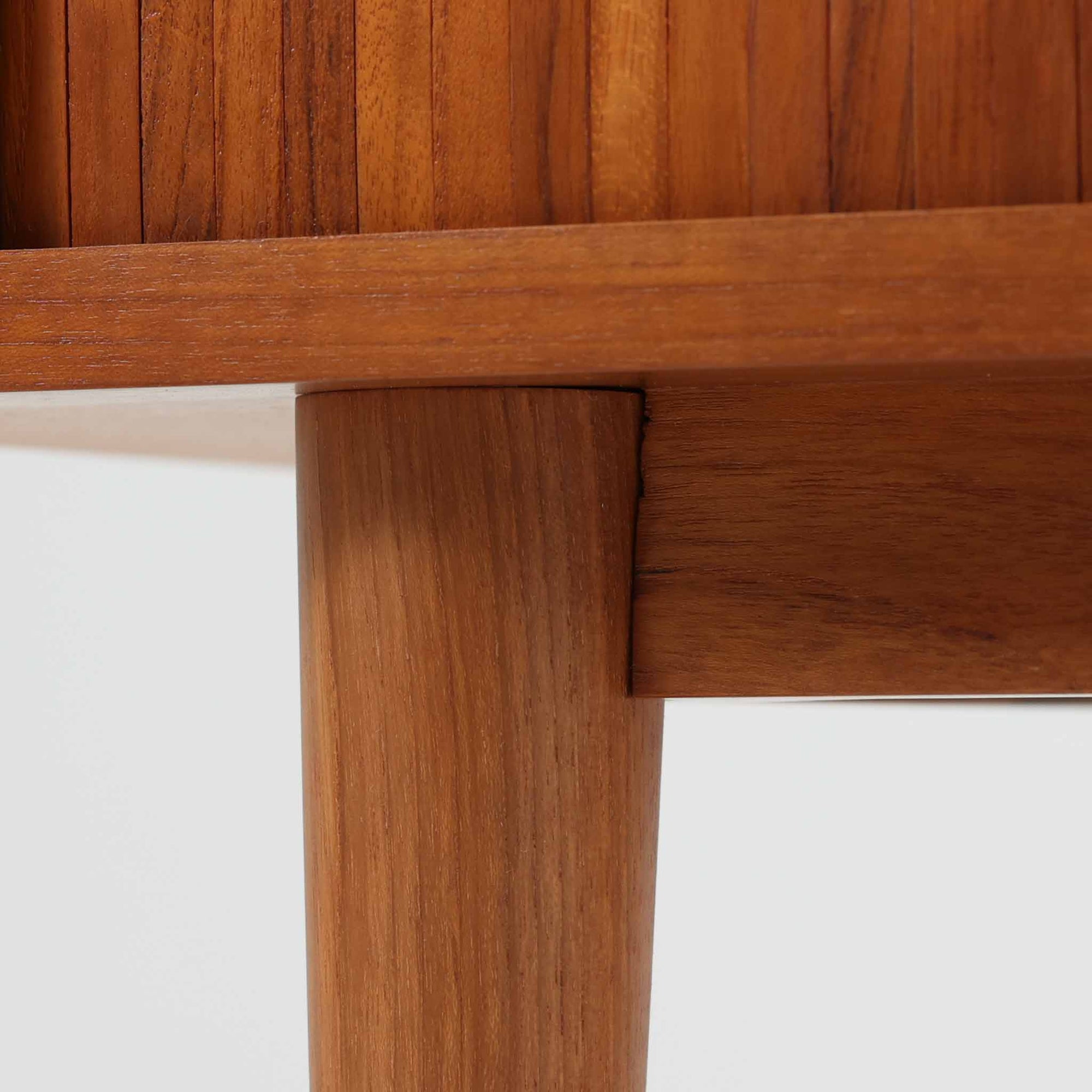 蛇腹式扉を採用した、サイドボードです。機能的にも見た目的にも非常に合理的で美しいのが特徴で、昔のデンマーク家具などには多く採用されていました。通常のものより蛇腹が収納される分内寸が小さくなりますが、その分フルオープンができるのが魅力です。全面蛇腹部分は柾目の突板を使用するのが一般的ですが、稼動しやすさ、耐久度、美しさなどを考慮し、全て無垢材を採用しました。職人により1本1本つなぎ合わせています。