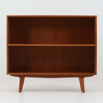 北欧モダンスタイルな幅広のロータイプブックシェルフです。本体はチーク突板、脚はチーク無垢材を使用しています。脚の付いたオープンの本棚で、シンプルなデザインに仕上がっています。本棚としてはもちろん飾り棚としてもいかがでしょうか。シンプルで飽きのこないデザイン家具はどんなスタイルの部屋にも合うと思います。 