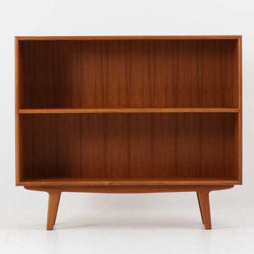 北欧モダンスタイルな幅広のロータイプブックシェルフです。本体はチーク突板、脚はチーク無垢材を使用しています。脚の付いたオープンの本棚で、シンプルなデザインに仕上がっています。本棚としてはもちろん飾り棚としてもいかがでしょうか。シンプルで飽きのこないデザイン家具はどんなスタイルの部屋にも合うと思います。 