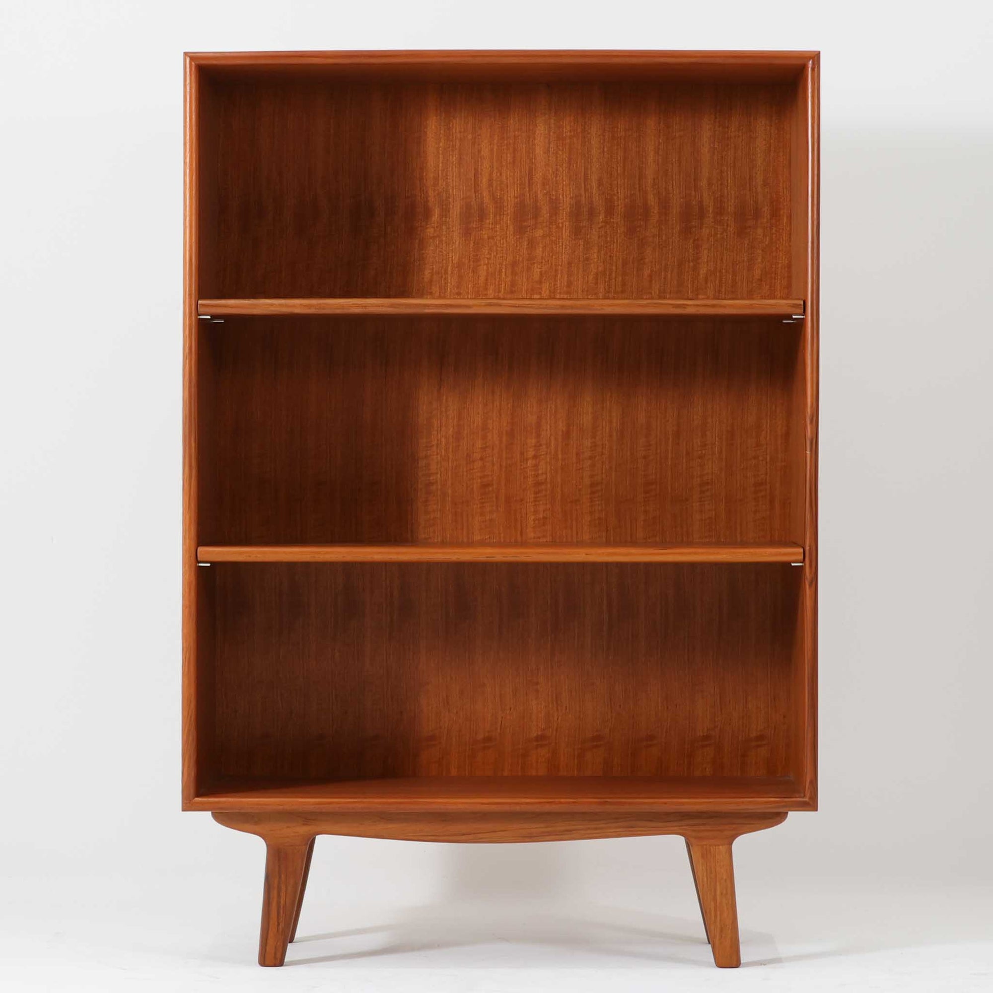 北欧モダンスタイルな細身の小さめブックシェルフです。棚板は可動しますので雑誌やハードカバーなどお好みに合わせてアレンジできます。トップスペースにもお気に入りの雑貨を並べるなど、使い勝手が良く収納力が魅力のお品です。