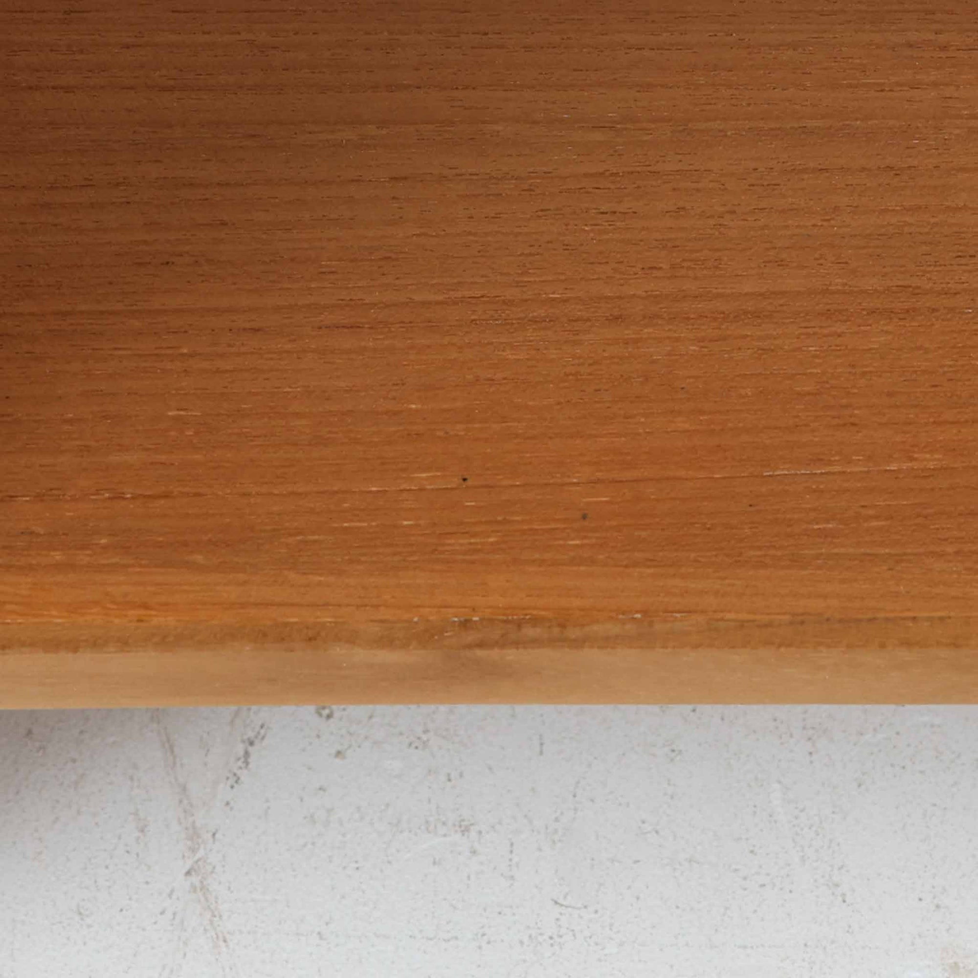 シンプルなオープンシェルフです。オープンシェルフは本棚や飾り棚として利用でき、また背面を設けないことで、お部屋の間仕切りとしても利用できます。こちらのオープンシェルフは外枠が正面に対してフラットではなく斜めになっていて、よりスタイリッシュで高級感な仕上がりになっています。キューブボックス（別売）がぴったり入ります。