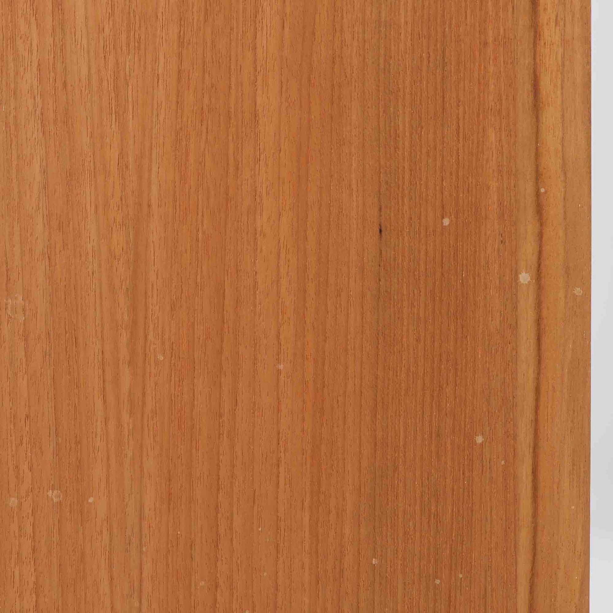 シンプルなオープンシェルフです。オープンシェルフは本棚や飾り棚として利用でき、また背面を設けないことで、お部屋の間仕切りとしても利用できます。こちらのオープンシェルフは外枠が正面に対してフラットではなく斜めになっていて、よりスタイリッシュで高級感な仕上がりになっています。キューブボックス（別売）がぴったり入ります。