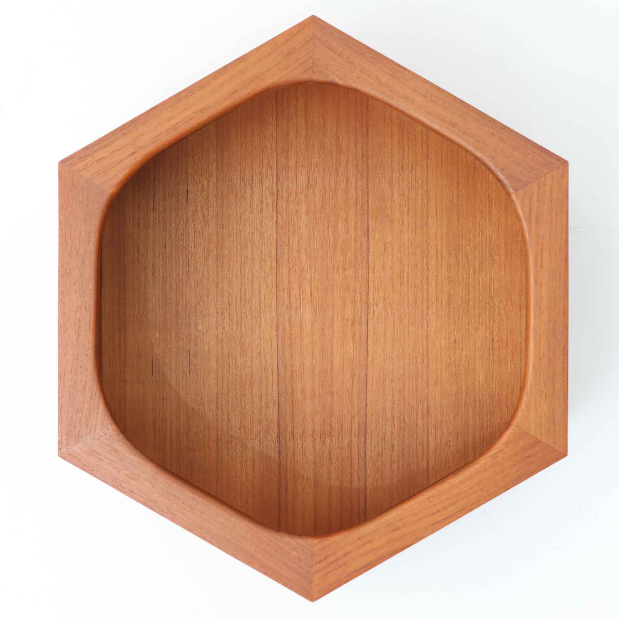 チーク材天然木のウォールシェルフです。六角形型になっていて、複数美しく連結が可能です。収納部はやはり綺麗な四角形には劣りますが、その分それ自体がウォールデコレーションとして機能します。