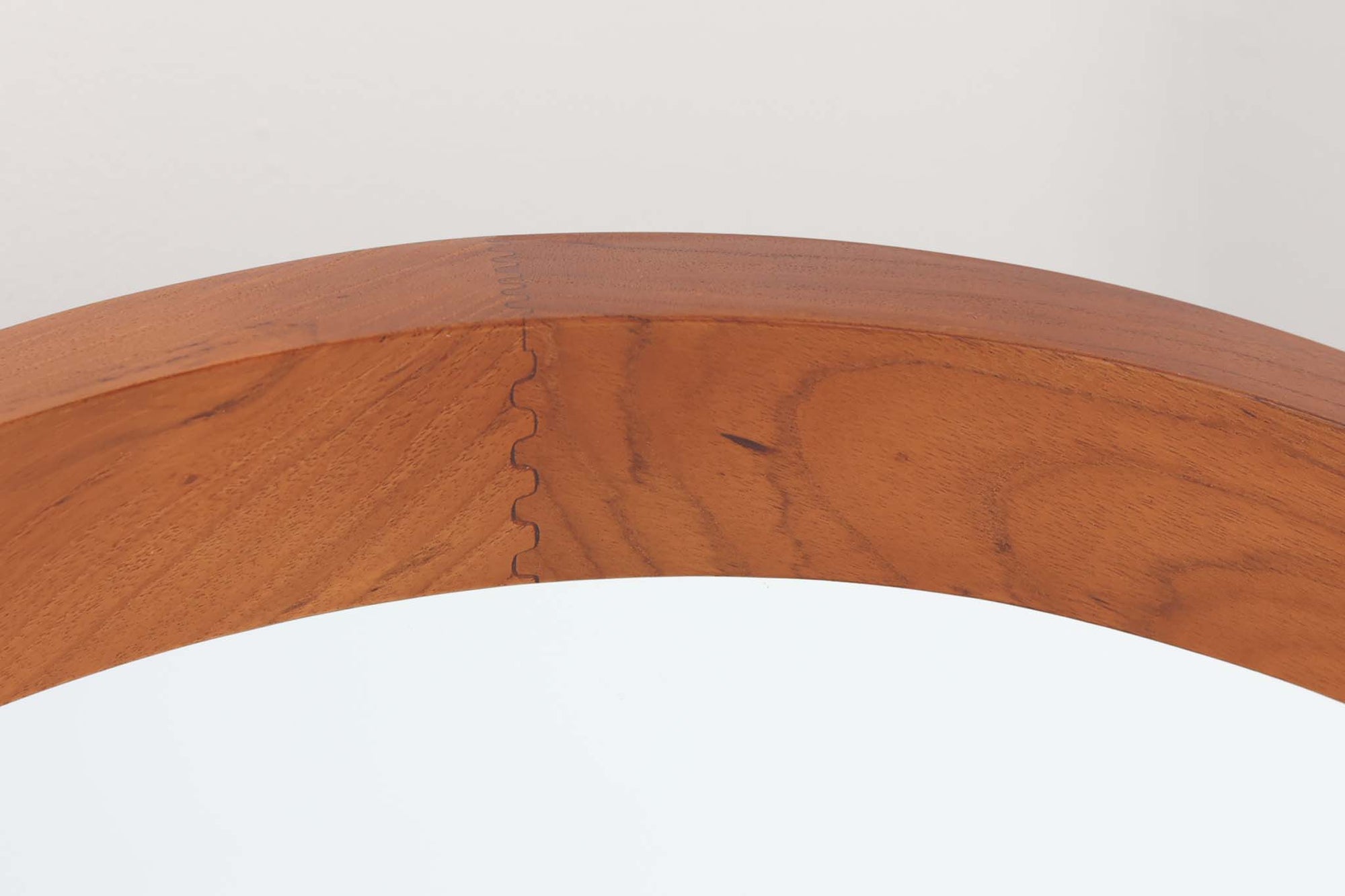 チーク無垢材を組み、削りだして作ったウォールミラーです。真円のサイズは少し大きめですのでバスルーム等比較的広めのスペースに設置するのがおすすめです。シンプルなシステムですが、フレーム1点1点を丁寧に削りだしていますので非常に高級感があり美しいです。無垢材ですので経年変化も魅力なお品です。