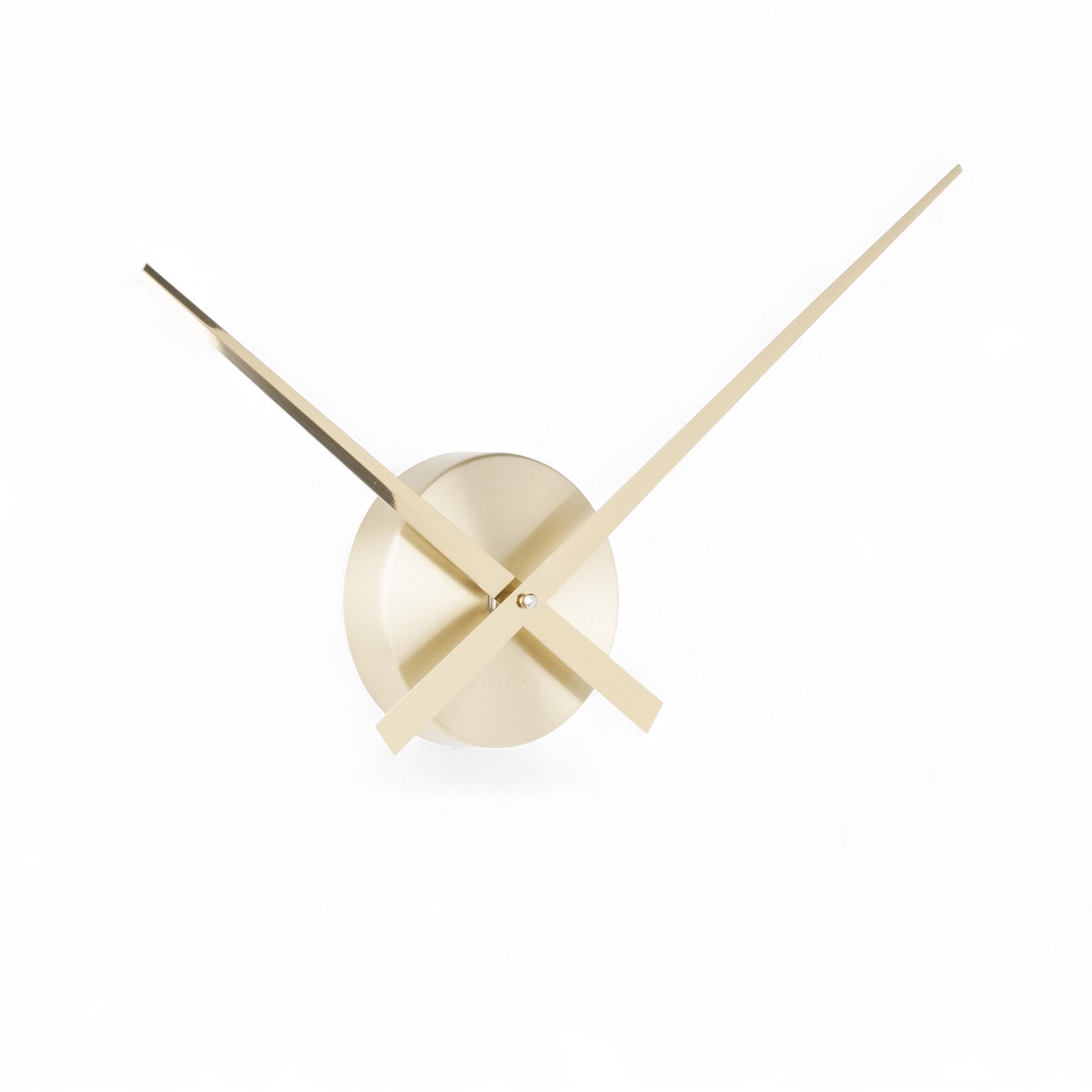 Karlsson（カールソン）は、オランダ発のデザインクロックブランドです。世界中のインテリアファンに愛されるその魅力は、洗練されたミニマルデザインとユニークな個性の融合にあります。シンプルでありながら存在感のあるデザインは、モダンな空間にも北欧風のインテリアにも自然に調和し、リビング、オフィス、カフェなど多様なシーンで活躍します。「時間を美しく飾る」をコンセプトに、Karlssonは毎年新たなデザイナーとのコラボレーションを通じて革新的なコレクションを展開。インテリア時計のトレンドをリードし続けています。高品質な素材と正確なクオーツムーブメントを採用し、見た目だけでなく実用性も兼ね備えたKarlssonの壁掛け時計・置き時計は、贈り物にも最適です。北欧インテリア、デザイン時計、おしゃれな壁掛け時計をお探しの方におすすめのブランドです。