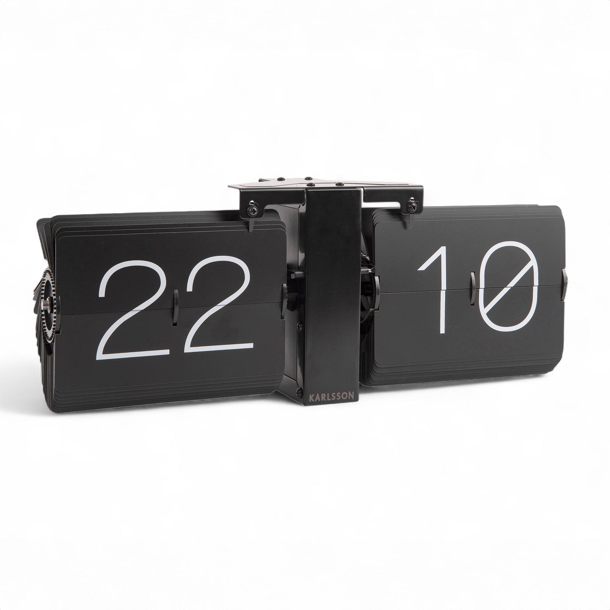 Karlsson（カールソン）は、オランダ発のデザインクロックブランドです。世界中のインテリアファンに愛されるその魅力は、洗練されたミニマルデザインとユニークな個性の融合にあります。シンプルでありながら存在感のあるデザインは、モダンな空間にも北欧風のインテリアにも自然に調和し、リビング、オフィス、カフェなど多様なシーンで活躍します。「時間を美しく飾る」をコンセプトに、Karlssonは毎年新たなデザイナーとのコラボレーションを通じて革新的なコレクションを展開。インテリア時計のトレンドをリードし続けています。高品質な素材と正確なクオーツムーブメントを採用し、見た目だけでなく実用性も兼ね備えたKarlssonの壁掛け時計・置き時計は、贈り物にも最適です。北欧インテリア、デザイン時計、おしゃれな壁掛け時計をお探しの方におすすめのブランドです。