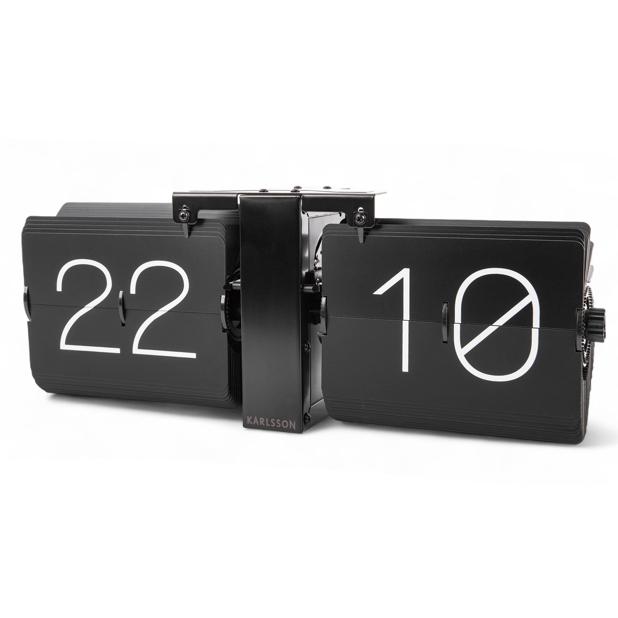 Karlsson（カールソン）は、オランダ発のデザインクロックブランドです。世界中のインテリアファンに愛されるその魅力は、洗練されたミニマルデザインとユニークな個性の融合にあります。シンプルでありながら存在感のあるデザインは、モダンな空間にも北欧風のインテリアにも自然に調和し、リビング、オフィス、カフェなど多様なシーンで活躍します。「時間を美しく飾る」をコンセプトに、Karlssonは毎年新たなデザイナーとのコラボレーションを通じて革新的なコレクションを展開。インテリア時計のトレンドをリードし続けています。高品質な素材と正確なクオーツムーブメントを採用し、見た目だけでなく実用性も兼ね備えたKarlssonの壁掛け時計・置き時計は、贈り物にも最適です。北欧インテリア、デザイン時計、おしゃれな壁掛け時計をお探しの方におすすめのブランドです。