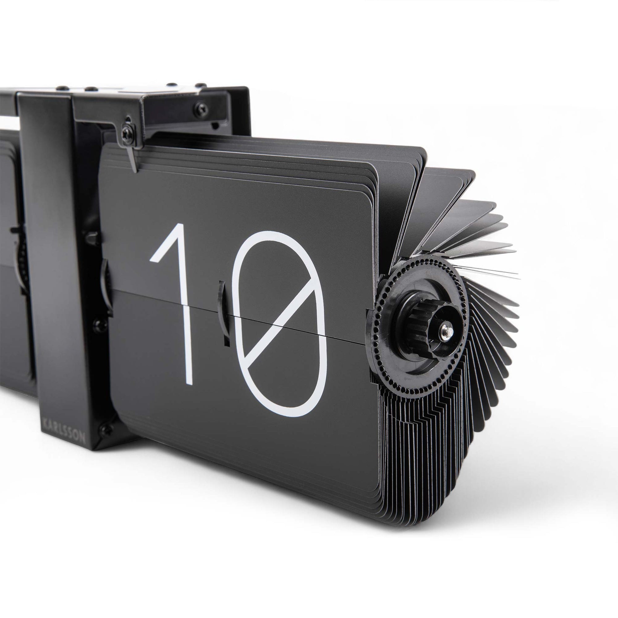 Karlsson（カールソン）は、オランダ発のデザインクロックブランドです。世界中のインテリアファンに愛されるその魅力は、洗練されたミニマルデザインとユニークな個性の融合にあります。シンプルでありながら存在感のあるデザインは、モダンな空間にも北欧風のインテリアにも自然に調和し、リビング、オフィス、カフェなど多様なシーンで活躍します。「時間を美しく飾る」をコンセプトに、Karlssonは毎年新たなデザイナーとのコラボレーションを通じて革新的なコレクションを展開。インテリア時計のトレンドをリードし続けています。高品質な素材と正確なクオーツムーブメントを採用し、見た目だけでなく実用性も兼ね備えたKarlssonの壁掛け時計・置き時計は、贈り物にも最適です。北欧インテリア、デザイン時計、おしゃれな壁掛け時計をお探しの方におすすめのブランドです。