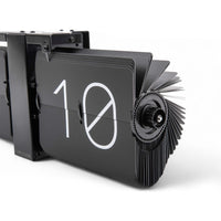 Karlsson（カールソン）は、オランダ発のデザインクロックブランドです。世界中のインテリアファンに愛されるその魅力は、洗練されたミニマルデザインとユニークな個性の融合にあります。シンプルでありながら存在感のあるデザインは、モダンな空間にも北欧風のインテリアにも自然に調和し、リビング、オフィス、カフェなど多様なシーンで活躍します。「時間を美しく飾る」をコンセプトに、Karlssonは毎年新たなデザイナーとのコラボレーションを通じて革新的なコレクションを展開。インテリア時計のトレンドをリードし続けています。高品質な素材と正確なクオーツムーブメントを採用し、見た目だけでなく実用性も兼ね備えたKarlssonの壁掛け時計・置き時計は、贈り物にも最適です。北欧インテリア、デザイン時計、おしゃれな壁掛け時計をお探しの方におすすめのブランドです。