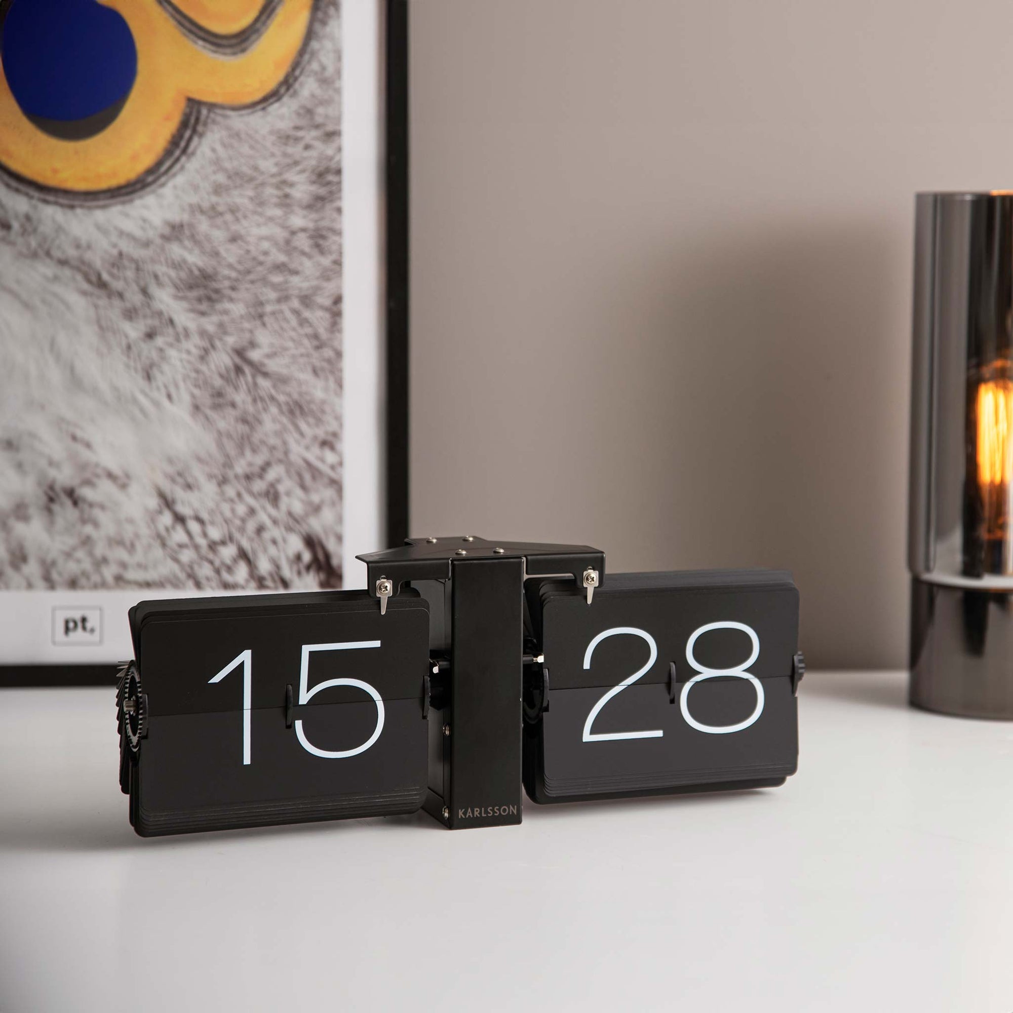 Karlsson（カールソン）は、オランダ発のデザインクロックブランドです。世界中のインテリアファンに愛されるその魅力は、洗練されたミニマルデザインとユニークな個性の融合にあります。シンプルでありながら存在感のあるデザインは、モダンな空間にも北欧風のインテリアにも自然に調和し、リビング、オフィス、カフェなど多様なシーンで活躍します。「時間を美しく飾る」をコンセプトに、Karlssonは毎年新たなデザイナーとのコラボレーションを通じて革新的なコレクションを展開。インテリア時計のトレンドをリードし続けています。高品質な素材と正確なクオーツムーブメントを採用し、見た目だけでなく実用性も兼ね備えたKarlssonの壁掛け時計・置き時計は、贈り物にも最適です。北欧インテリア、デザイン時計、おしゃれな壁掛け時計をお探しの方におすすめのブランドです。