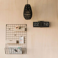 Karlsson（カールソン）は、オランダ発のデザインクロックブランドです。世界中のインテリアファンに愛されるその魅力は、洗練されたミニマルデザインとユニークな個性の融合にあります。シンプルでありながら存在感のあるデザインは、モダンな空間にも北欧風のインテリアにも自然に調和し、リビング、オフィス、カフェなど多様なシーンで活躍します。「時間を美しく飾る」をコンセプトに、Karlssonは毎年新たなデザイナーとのコラボレーションを通じて革新的なコレクションを展開。インテリア時計のトレンドをリードし続けています。高品質な素材と正確なクオーツムーブメントを採用し、見た目だけでなく実用性も兼ね備えたKarlssonの壁掛け時計・置き時計は、贈り物にも最適です。北欧インテリア、デザイン時計、おしゃれな壁掛け時計をお探しの方におすすめのブランドです。