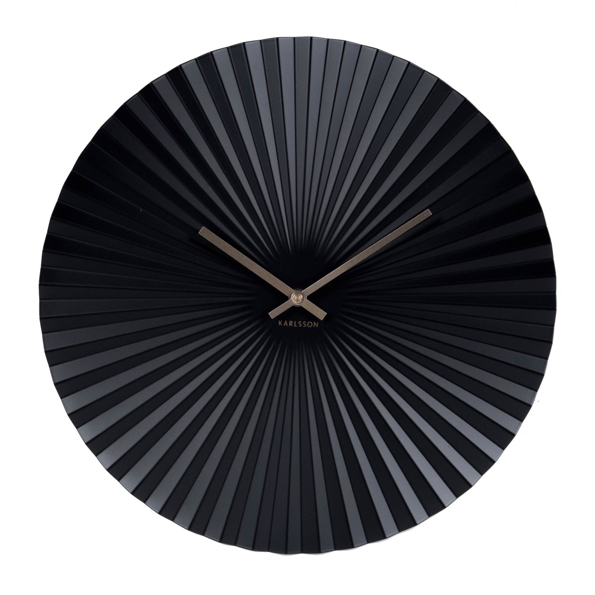 Karlsson（カールソン）は、オランダ発のデザインクロックブランドです。世界中のインテリアファンに愛されるその魅力は、洗練されたミニマルデザインとユニークな個性の融合にあります。シンプルでありながら存在感のあるデザインは、モダンな空間にも北欧風のインテリアにも自然に調和し、リビング、オフィス、カフェなど多様なシーンで活躍します。「時間を美しく飾る」をコンセプトに、Karlssonは毎年新たなデザイナーとのコラボレーションを通じて革新的なコレクションを展開。インテリア時計のトレンドをリードし続けています。高品質な素材と正確なクオーツムーブメントを採用し、見た目だけでなく実用性も兼ね備えたKarlssonの壁掛け時計・置き時計は、贈り物にも最適です。北欧インテリア、デザイン時計、おしゃれな壁掛け時計をお探しの方におすすめのブランドです。