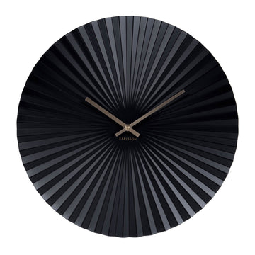 Karlsson（カールソン）は、オランダ発のデザインクロックブランドです。世界中のインテリアファンに愛されるその魅力は、洗練されたミニマルデザインとユニークな個性の融合にあります。シンプルでありながら存在感のあるデザインは、モダンな空間にも北欧風のインテリアにも自然に調和し、リビング、オフィス、カフェなど多様なシーンで活躍します。「時間を美しく飾る」をコンセプトに、Karlssonは毎年新たなデザイナーとのコラボレーションを通じて革新的なコレクションを展開。インテリア時計のトレンドをリードし続けています。高品質な素材と正確なクオーツムーブメントを採用し、見た目だけでなく実用性も兼ね備えたKarlssonの壁掛け時計・置き時計は、贈り物にも最適です。北欧インテリア、デザイン時計、おしゃれな壁掛け時計をお探しの方におすすめのブランドです。