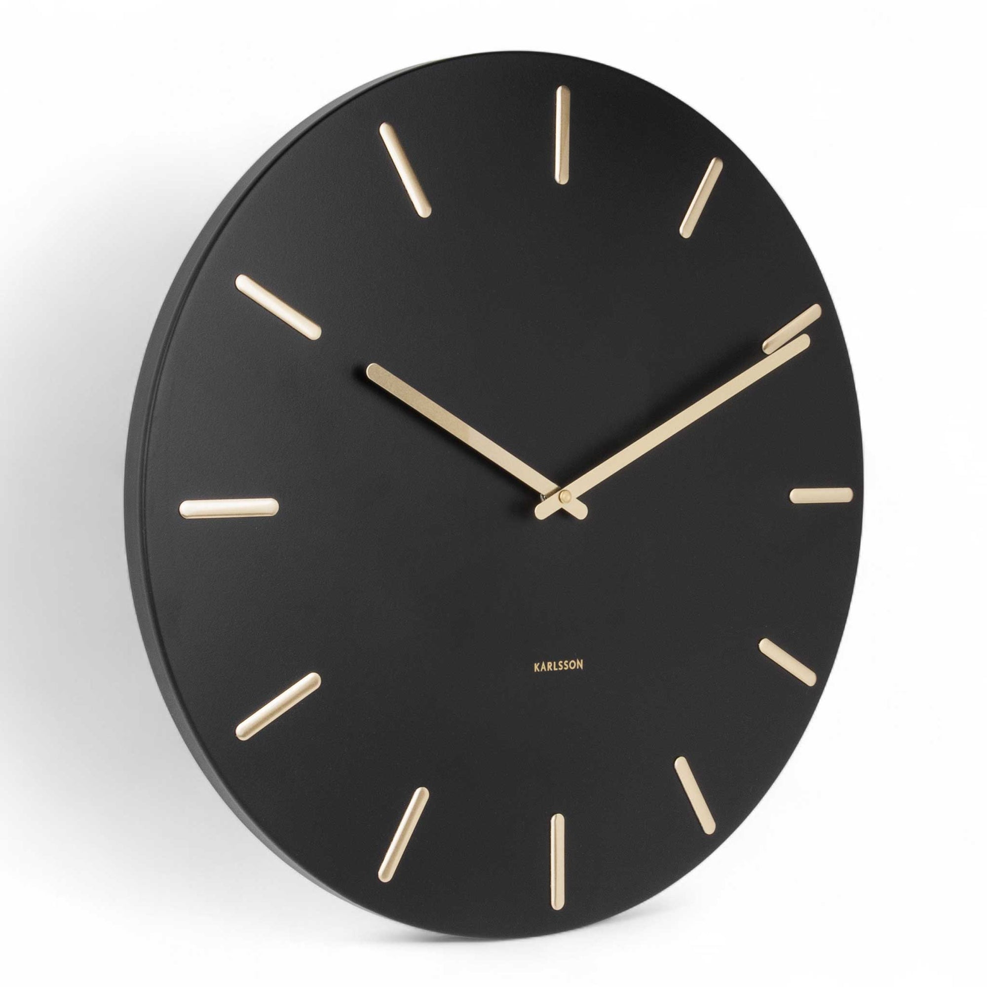 Karlsson（カールソン）は、オランダ発のデザインクロックブランドです。世界中のインテリアファンに愛されるその魅力は、洗練されたミニマルデザインとユニークな個性の融合にあります。シンプルでありながら存在感のあるデザインは、モダンな空間にも北欧風のインテリアにも自然に調和し、リビング、オフィス、カフェなど多様なシーンで活躍します。「時間を美しく飾る」をコンセプトに、Karlssonは毎年新たなデザイナーとのコラボレーションを通じて革新的なコレクションを展開。インテリア時計のトレンドをリードし続けています。高品質な素材と正確なクオーツムーブメントを採用し、見た目だけでなく実用性も兼ね備えたKarlssonの壁掛け時計・置き時計は、贈り物にも最適です。北欧インテリア、デザイン時計、おしゃれな壁掛け時計をお探しの方におすすめのブランドです。
