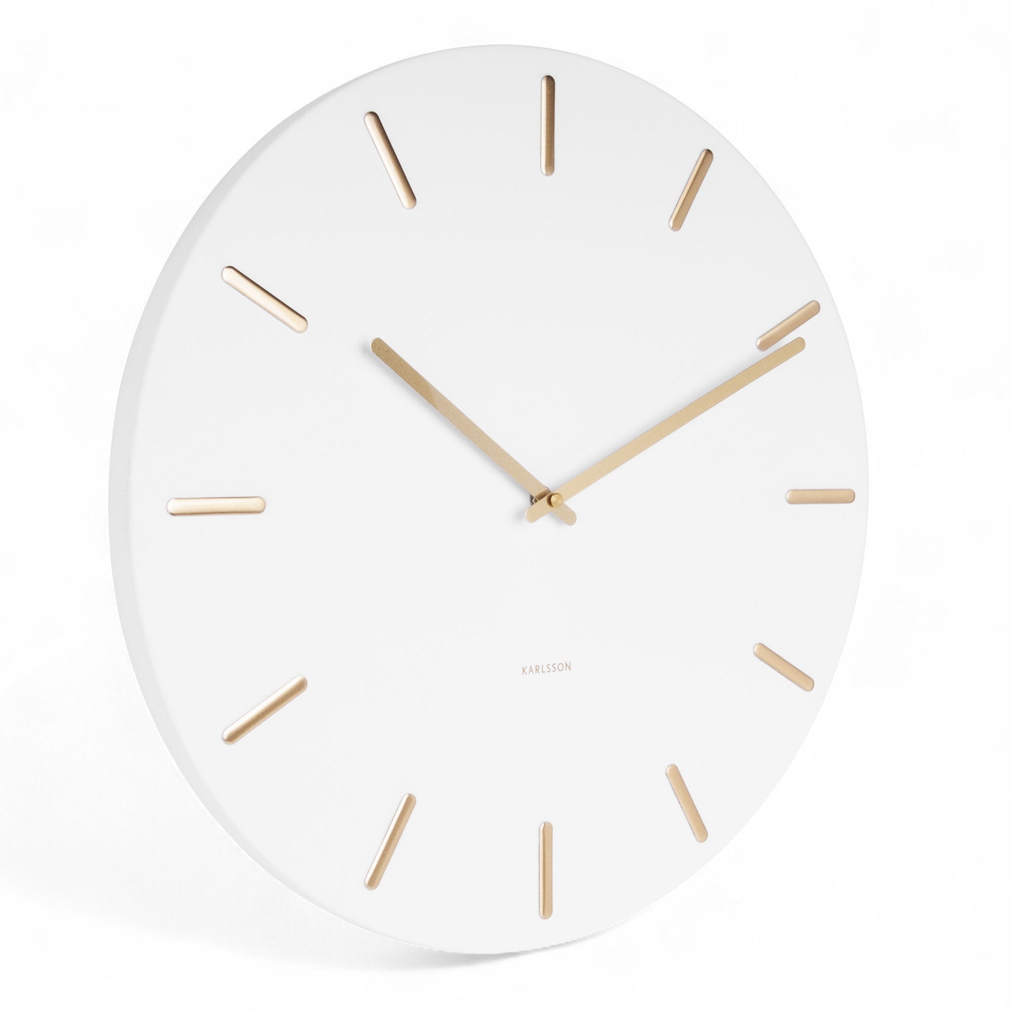 Karlsson（カールソン）は、オランダ発のデザインクロックブランドです。世界中のインテリアファンに愛されるその魅力は、洗練されたミニマルデザインとユニークな個性の融合にあります。シンプルでありながら存在感のあるデザインは、モダンな空間にも北欧風のインテリアにも自然に調和し、リビング、オフィス、カフェなど多様なシーンで活躍します。「時間を美しく飾る」をコンセプトに、Karlssonは毎年新たなデザイナーとのコラボレーションを通じて革新的なコレクションを展開。インテリア時計のトレンドをリードし続けています。高品質な素材と正確なクオーツムーブメントを採用し、見た目だけでなく実用性も兼ね備えたKarlssonの壁掛け時計・置き時計は、贈り物にも最適です。北欧インテリア、デザイン時計、おしゃれな壁掛け時計をお探しの方におすすめのブランドです。